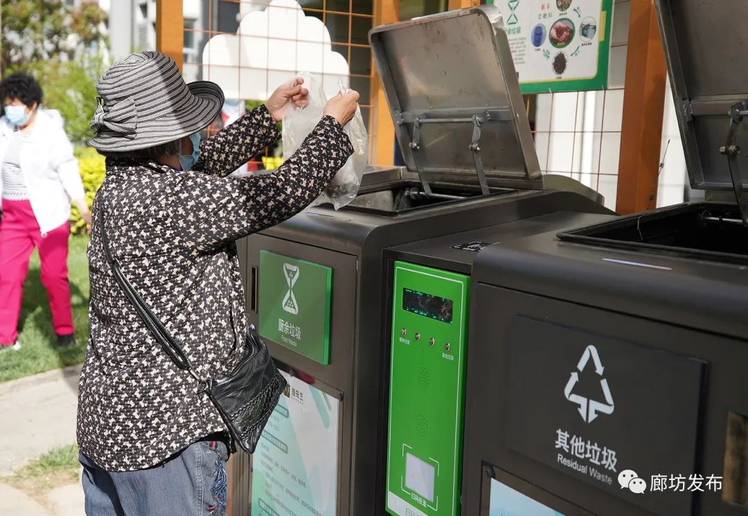 智能垃圾分類亭.jpg 智能垃圾分類亭.jpg